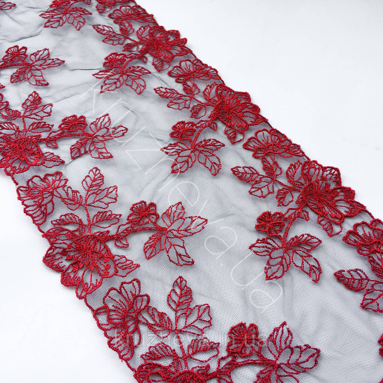 Ажурне мереживо, вишивка на сітці: вишивка червоного кольору по чорній сіткі, ширина 21 см