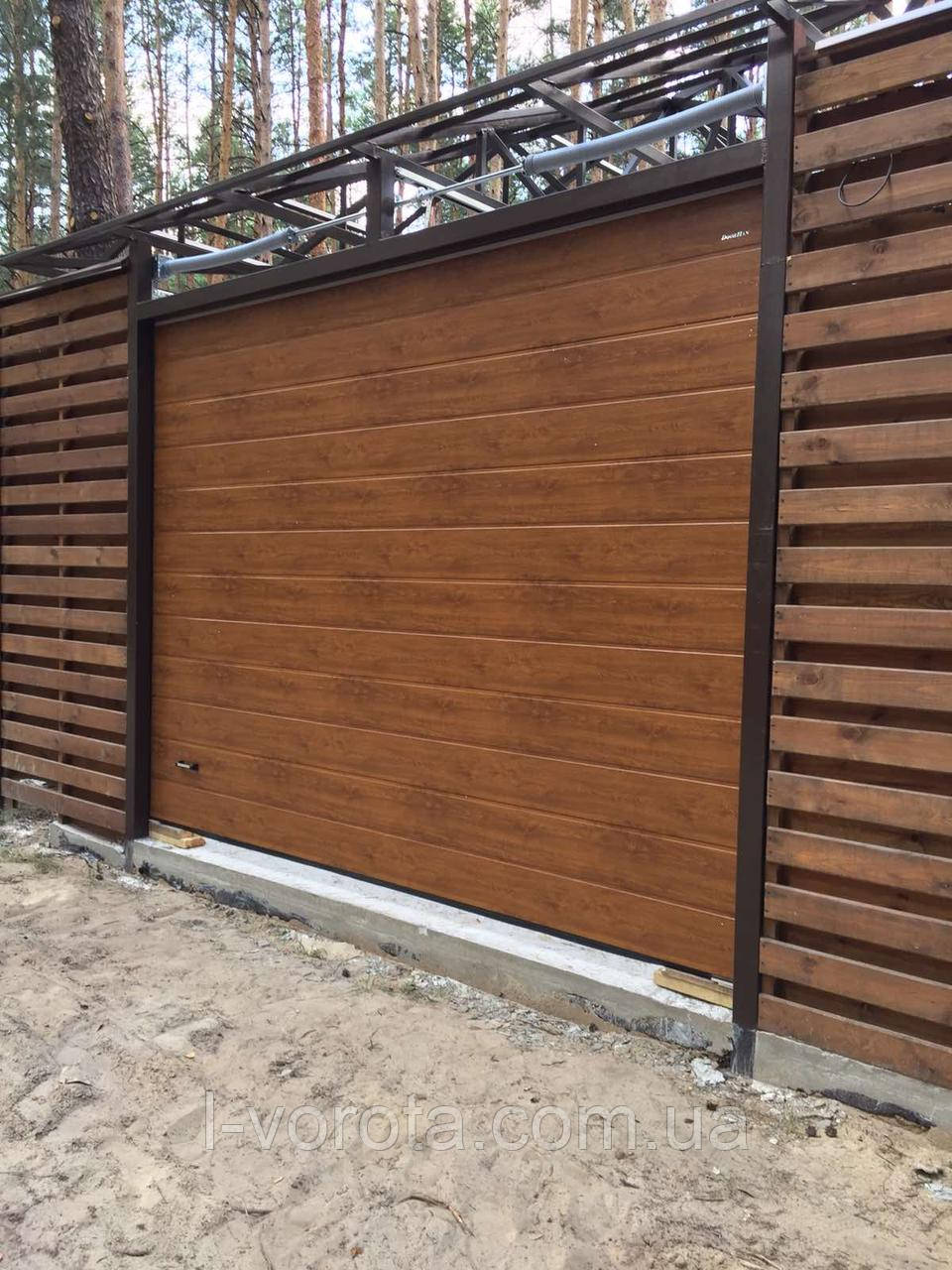 Секційні ворота гаражні  (колір золотий дуб)