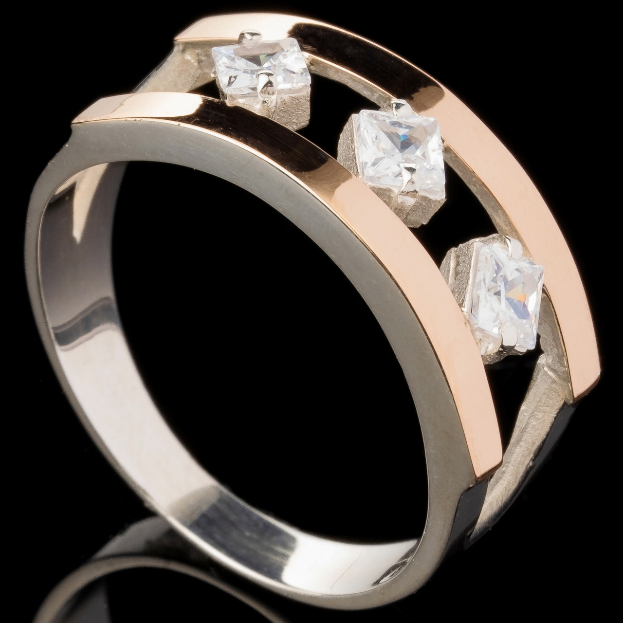 Серебряное кольцо 925 пробы с золотом арт. 572к