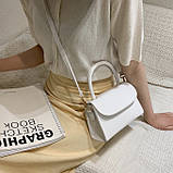 Жіноча класична маленька міні сумка крос-боді на ремінці через плече біла, фото 6