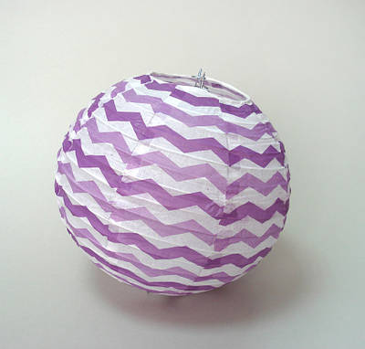 Куля підвісна декоративна «Плісе Класик Шеврон», діаметр 20 см. Колір лавандовий