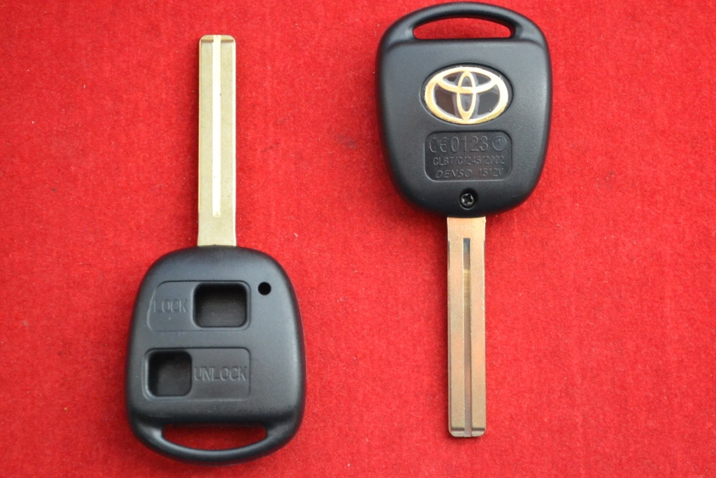 Корпус ключа Toyota Land Cruiser 100 2 кнопки лезо Toy48