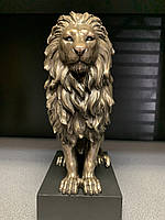 Дизайнерська статуетка Лев на підставці Veronese 22 см 76813A4, символ мужності