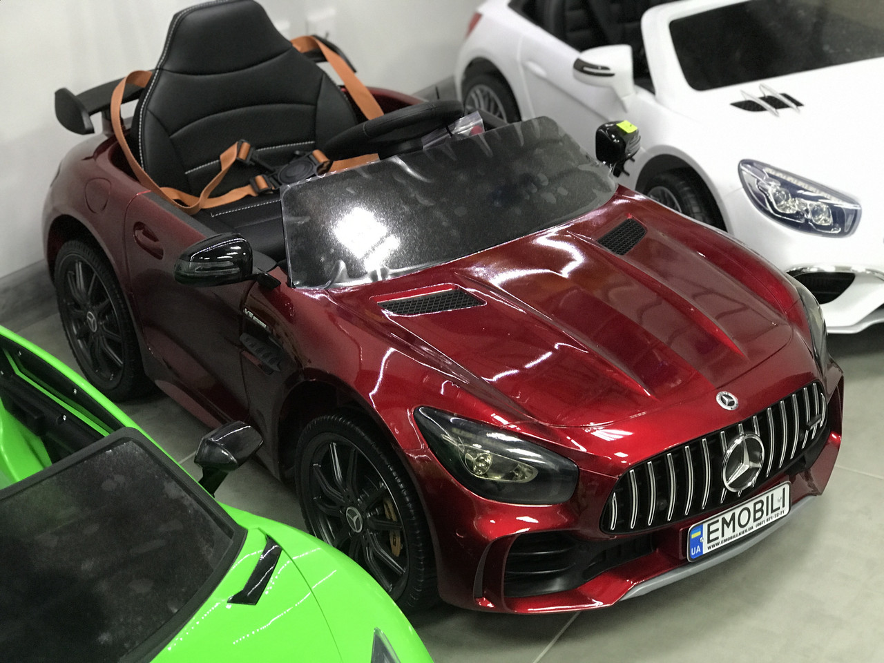 Дитячий електромобіль Mercedes-Benz AMG GTR, підсвічування днища, колір бордовий металік, фото 1