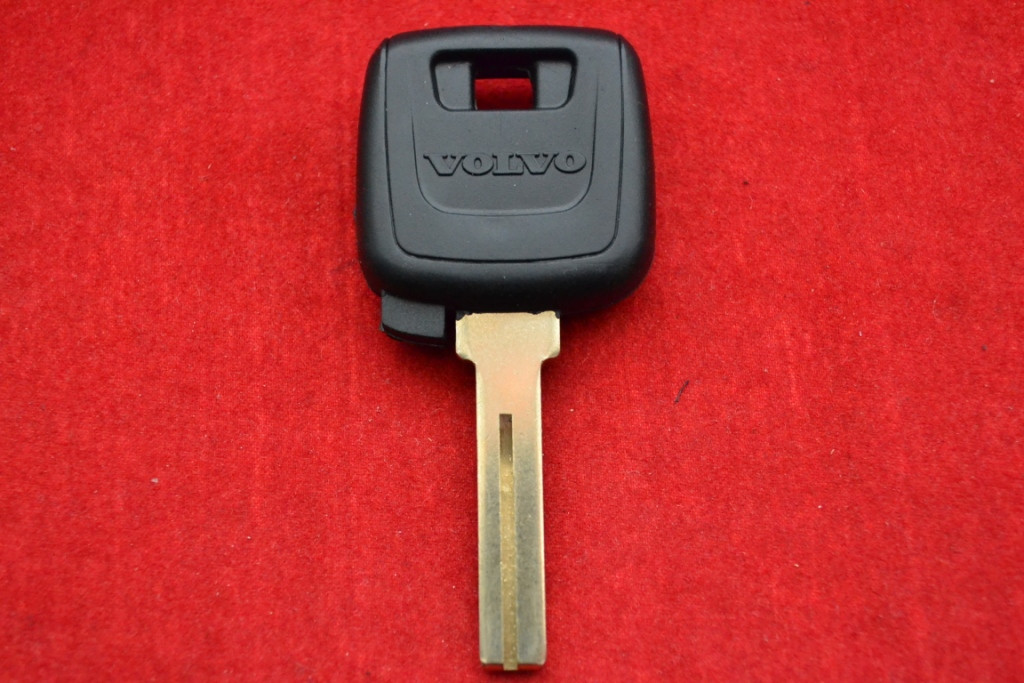Ключ Volvo з місцем під чип, лезо NE66 вигляд No2