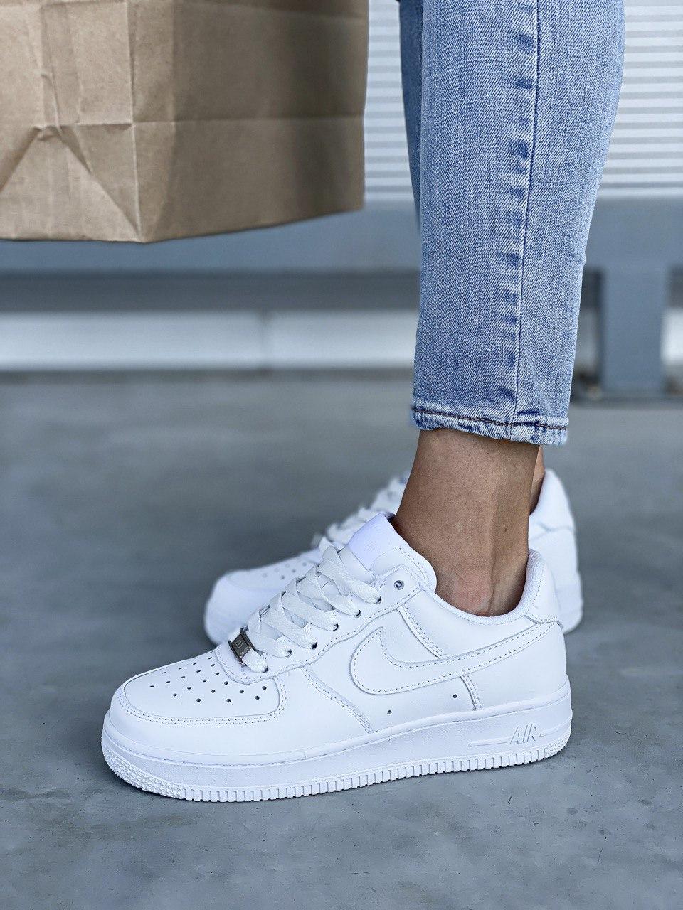 Білі повсякденні кроси Nike Air Force White. Кросівки жіночі Найк Аір Форс шкіряні повністю білі.