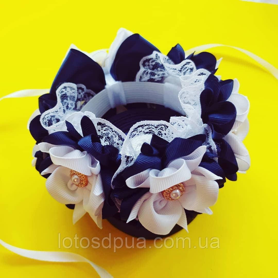 Прикраса на пучок (гульку) шкільна Ніколь (біла з синім, резинка на пучок, бантики на резинкі)