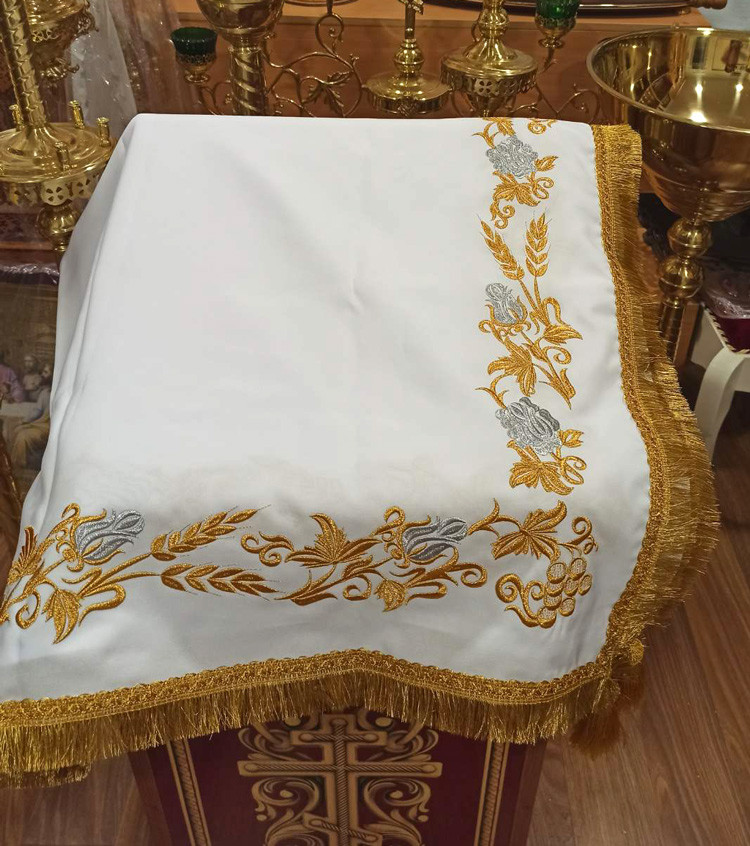 Скатертина біла з вишивкою 146х146см