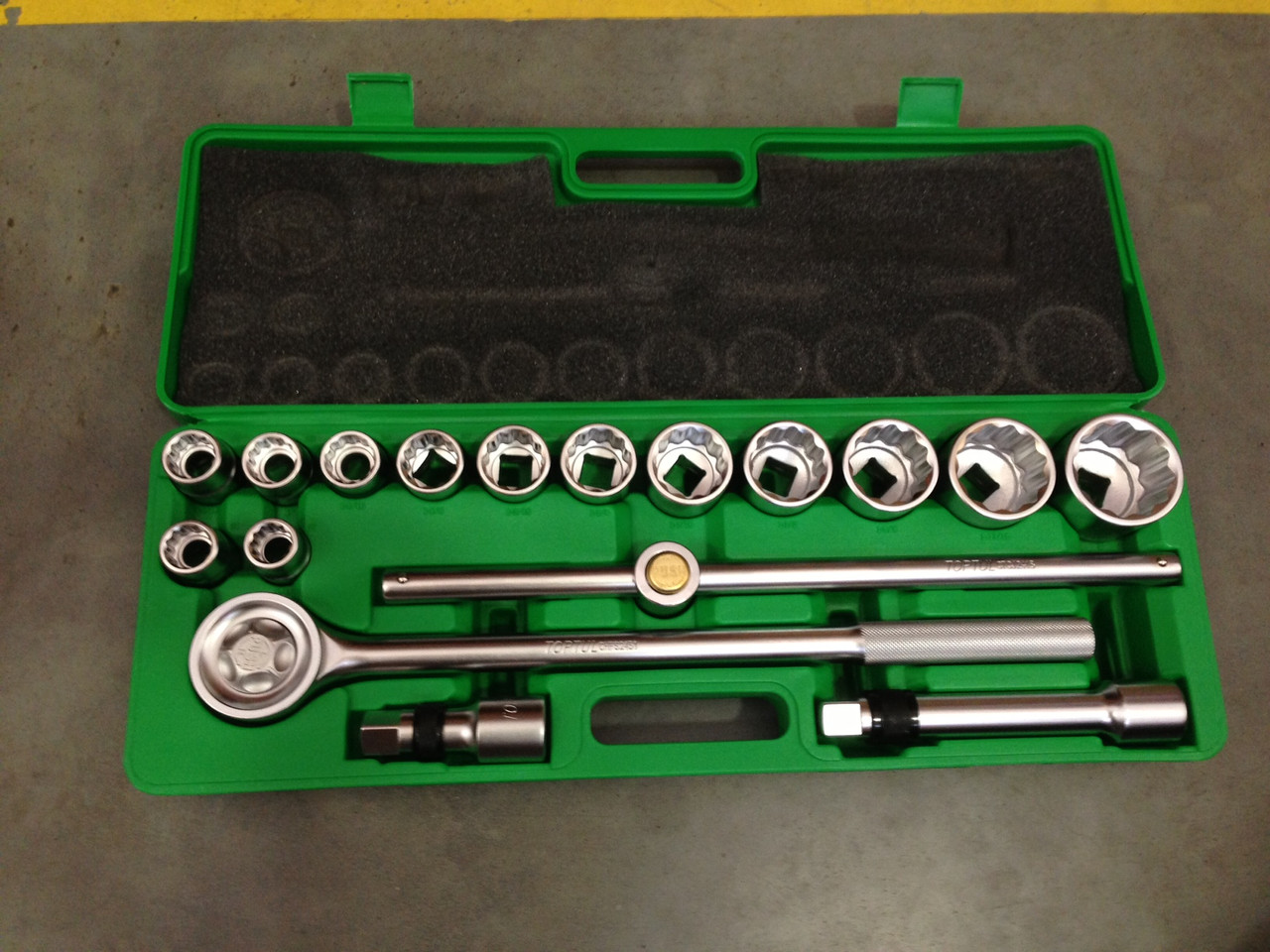 Набір головок, тріскачки і воротка для вантажівки 3/4" 17ед.(12-гр.) TOPTUL GCAI1702