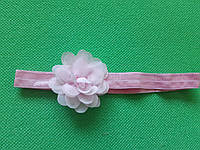 Повязка для девочки светло-розовая - размер цветка 5,5см, размер универсальный (на резинке)