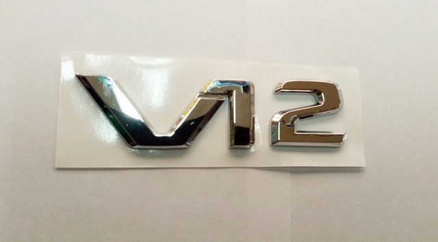 Напис V12 на крило