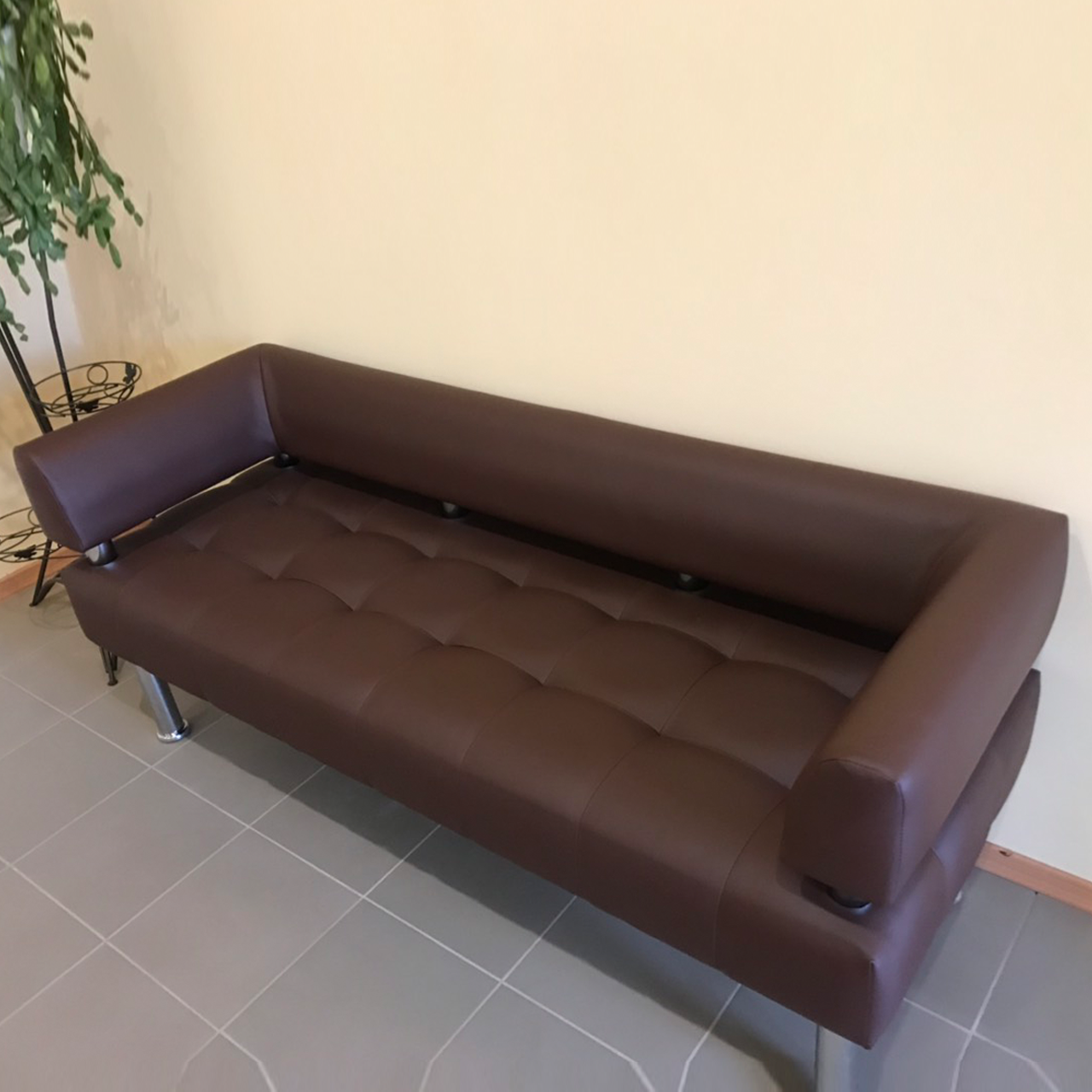 Офісний диван тримісний Тонус темно-коричнева екошкіра, фото 1