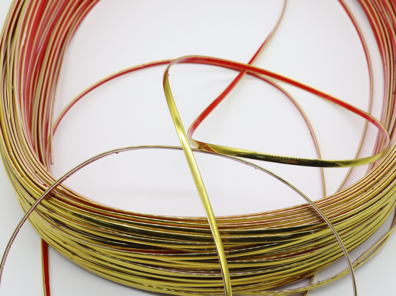 Декоративный молдинг гибкий, золотого цвета, глянцевый, ширина 6 мм ...