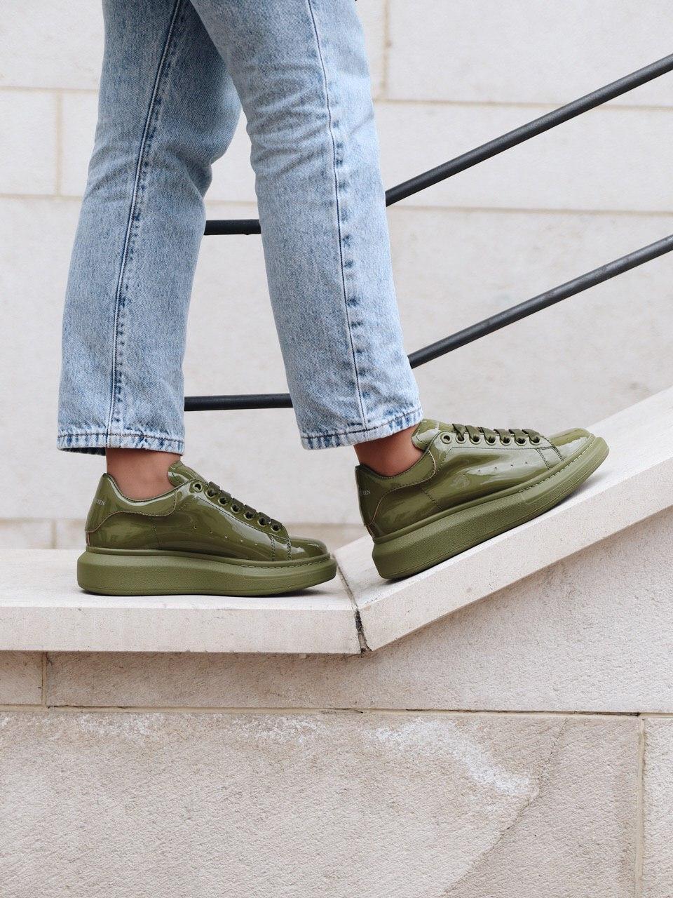 Стильні кроси Олександр Маккуїн. Кросівки Alexander McQueen Olive Patent для дівчат.