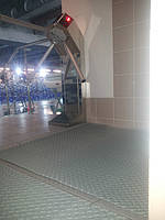 Резиновые коврики возле бассейна