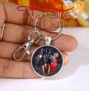 Брелок Щоденники Вампіра Vampire Diaries з головними героями серіалу