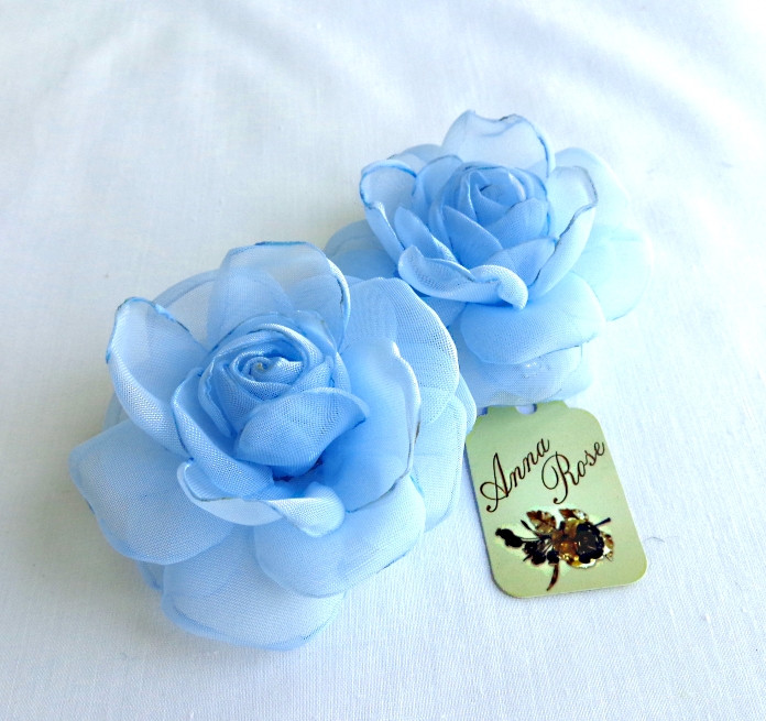 Заколка-уточка з квіткою з тканини ручної роботи "Блакитна чайна троянда"