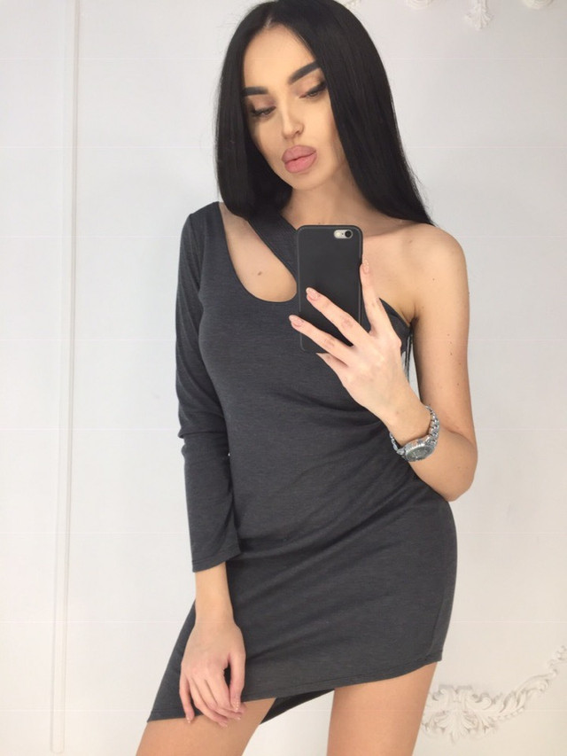 Женское платье на одно плечо с длинным рукавом