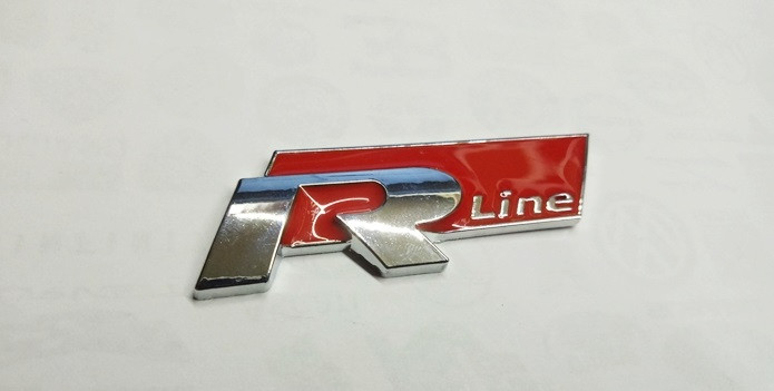 Шильдик напис R line red на кришку багажника, фото 1