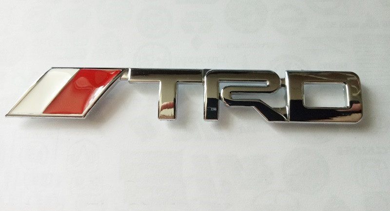 Шильдетик напис TRD на решітку радіатора