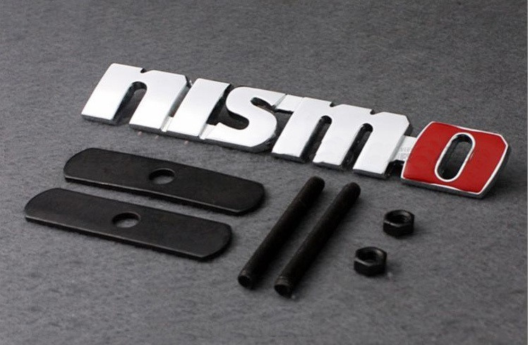 Шильдик напис Nismo на решітку радіатора