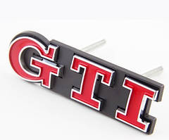 Шильдик напис GTI (червоний) на решітку радіатора