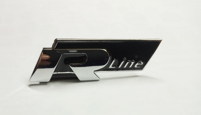 Шильдик напис R line чорна на решітку радіатора
