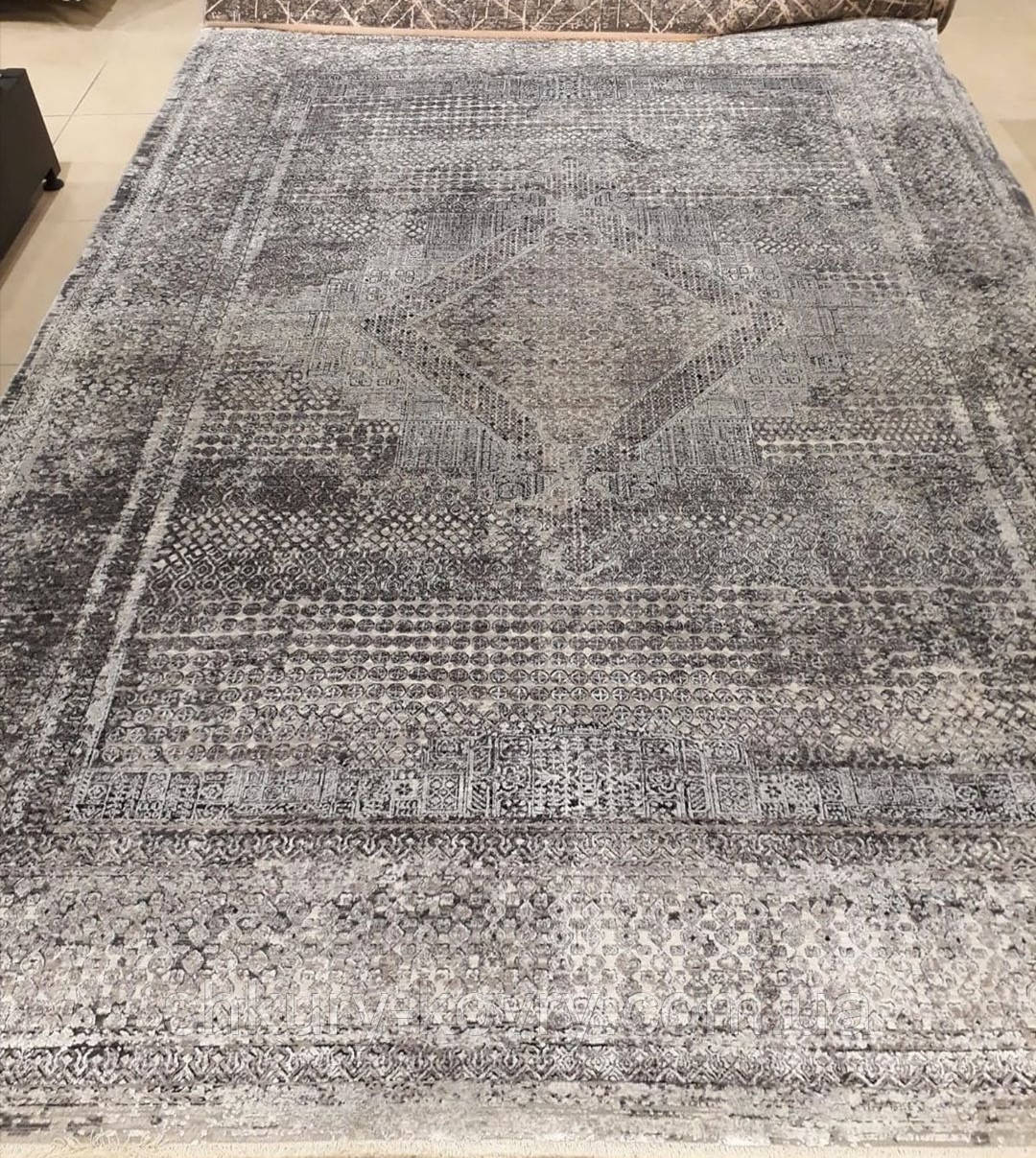 Потертий класичний вінтажний сірий килим із шовку