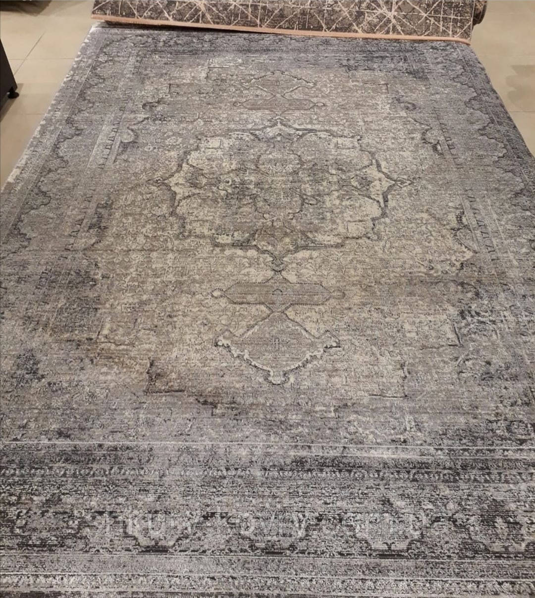 Сіро-бежевий бамбуковий килим у вінтажному стилі