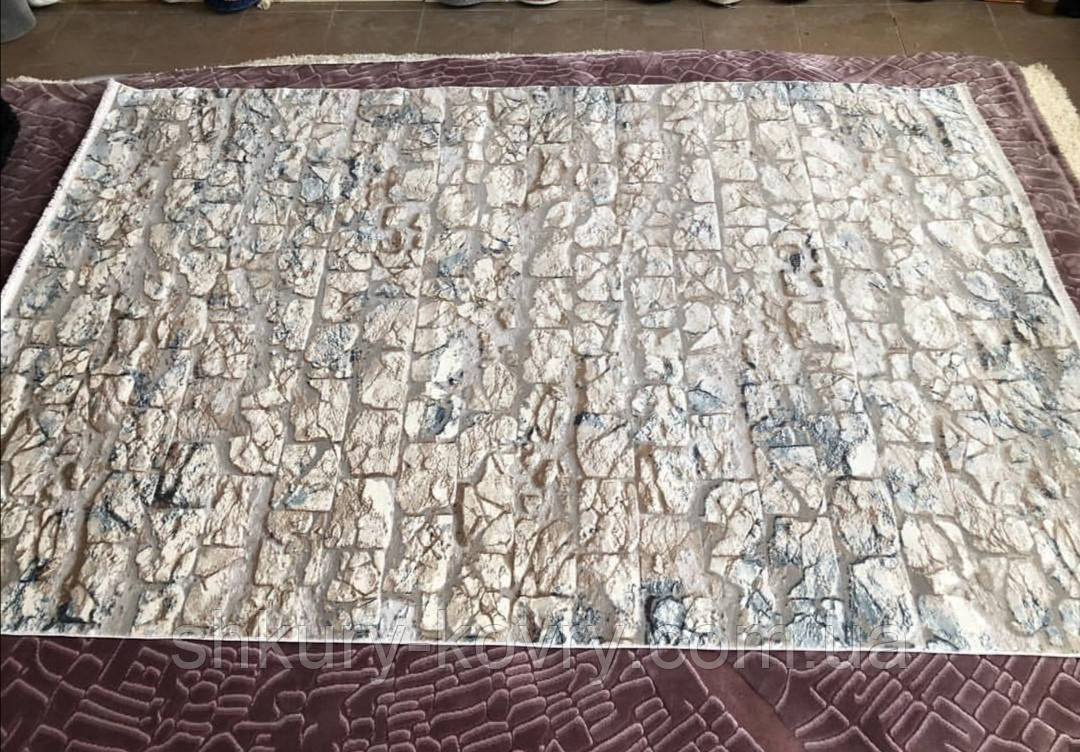Шовковистий килим, що імітує цегляний мур із синіми сірими та коричневими домішками