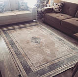 Строгий класичний щільний шовковий килим із синім малюнком і бежевим фоном, фото 3