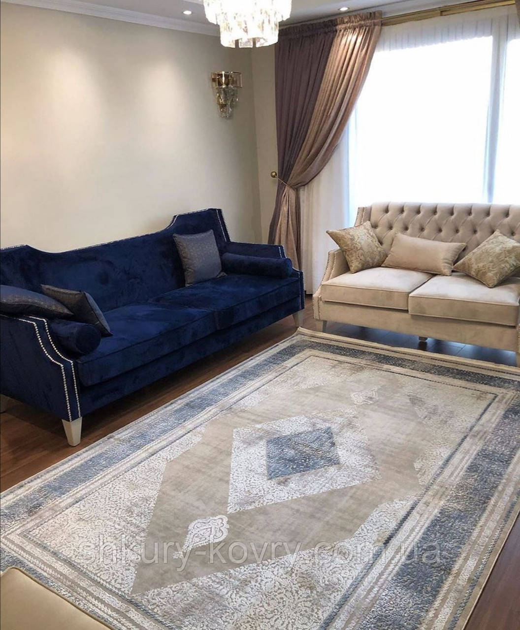 Строгий класичний щільний шовковий килим із синім малюнком і бежевим фоном