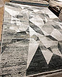Сучасний килим у сірих тонах із геометричним малюнком у формі трикутників, фото 4