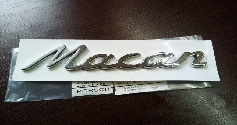 Напис Macan на кришку багажника