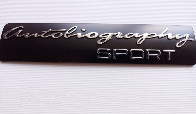 Напис Autobiographi sport на кришку багажника