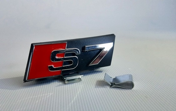 Шильдик напис S7 на решітку радіатора
