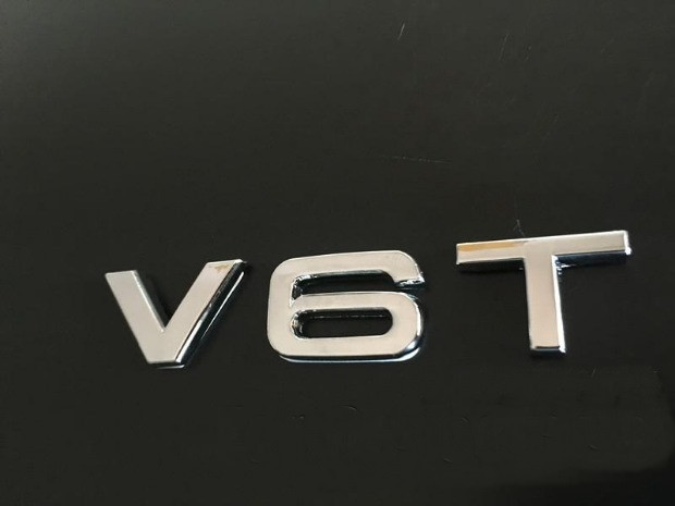 Шильдик напис V6T на крило