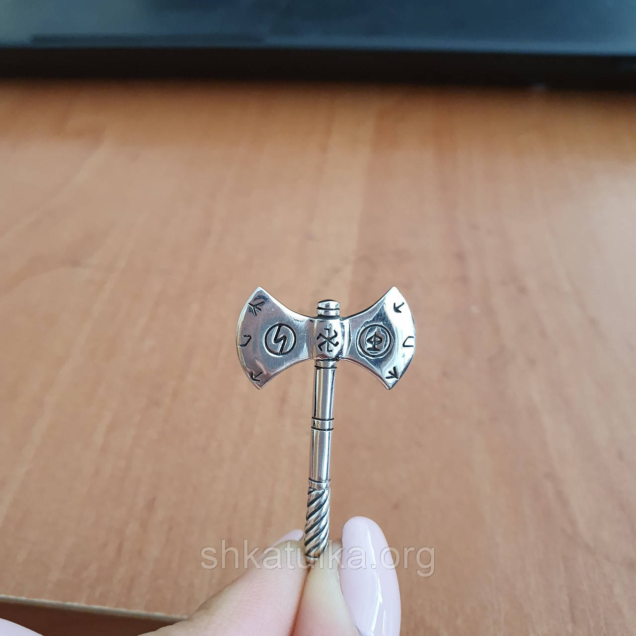 Підвіс Сокирка срібна з чорнінням знаками і чорними фіанітами