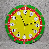Навчальний настінний годинник. Зелений обідок