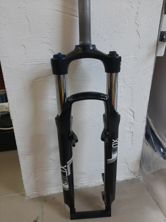Виделка 26" Suntour XCM HLO P шток 28,6 мм сталевий, хід 100, чорний глянсовий