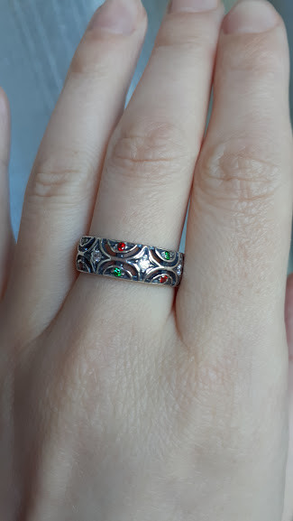 Срібне кільце з камінням зеленого та червоного кольору, фото 1