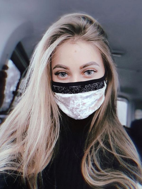 Жіноча маска з бежевого оксамиту з чорними стразами, фото 1