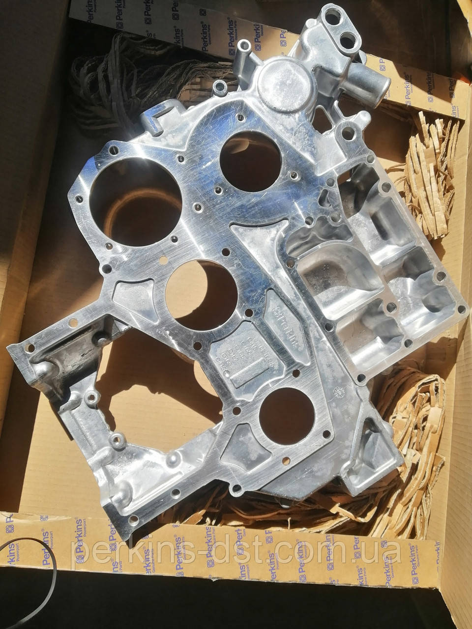 3716c16c/3 Крышка шестерен двигателя Perkins 1004, Caterpillar.