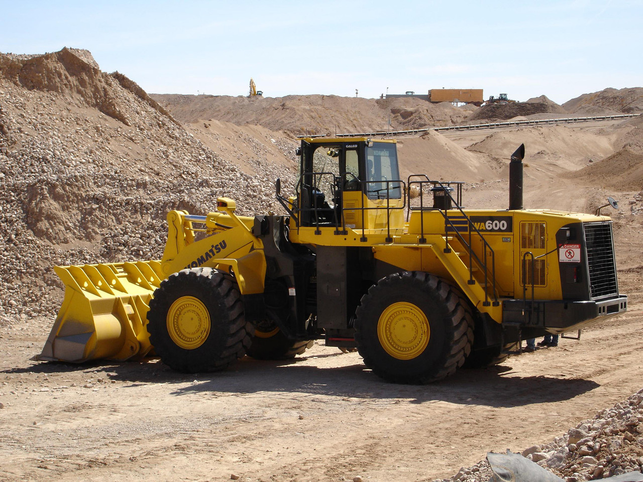 Помпа 705-22-40100 (Pump Ass'y) для Komatsu WA 600-3