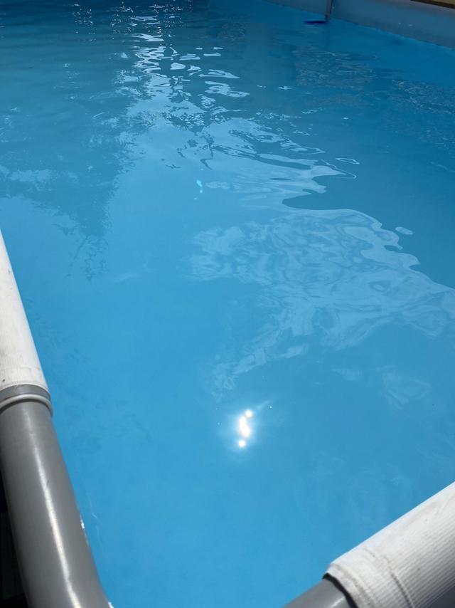 Бассейн с мутной водой. Зеленая вода в бассейне. Мутная вода в бассейне. Бассейн с мутной водой. Бассейн с мутной водой.