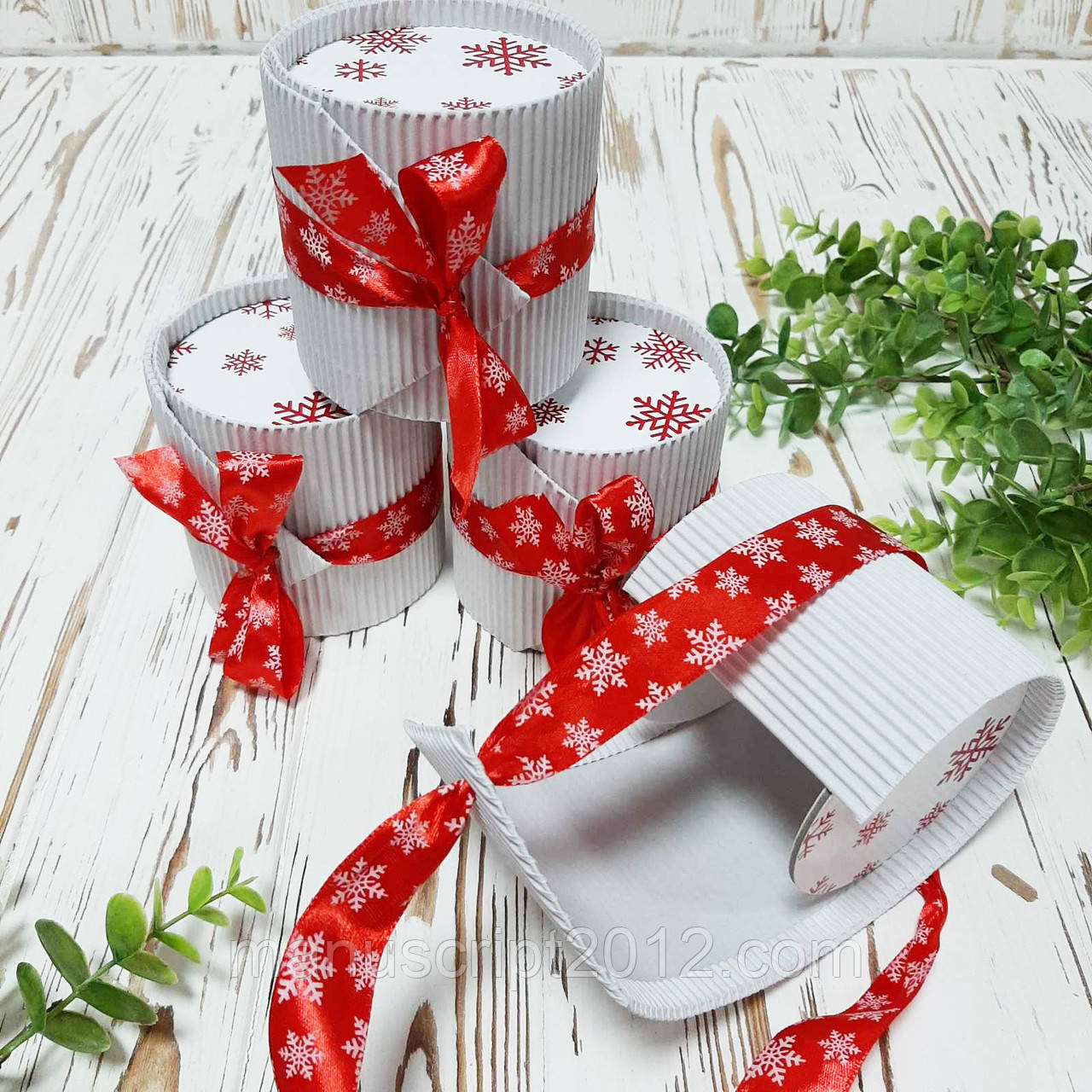 Коробка кругла біла 90х72 мм. новорічна (внутрішній розмір)