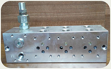Плита монтажна DN06 — 4-секційна з запобіжним клапаном 100-350Bar