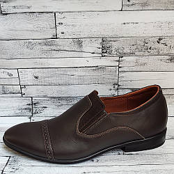 Класичні чоловічі туфлі коричневого кольору