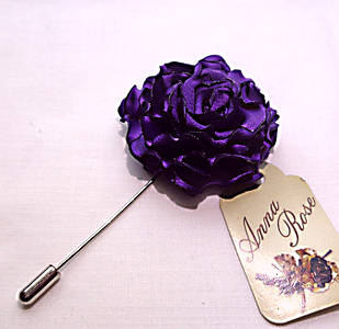 Бутоньєрка квітка ручної роботи на піджак"Фіолетова атласна гвоздика"
