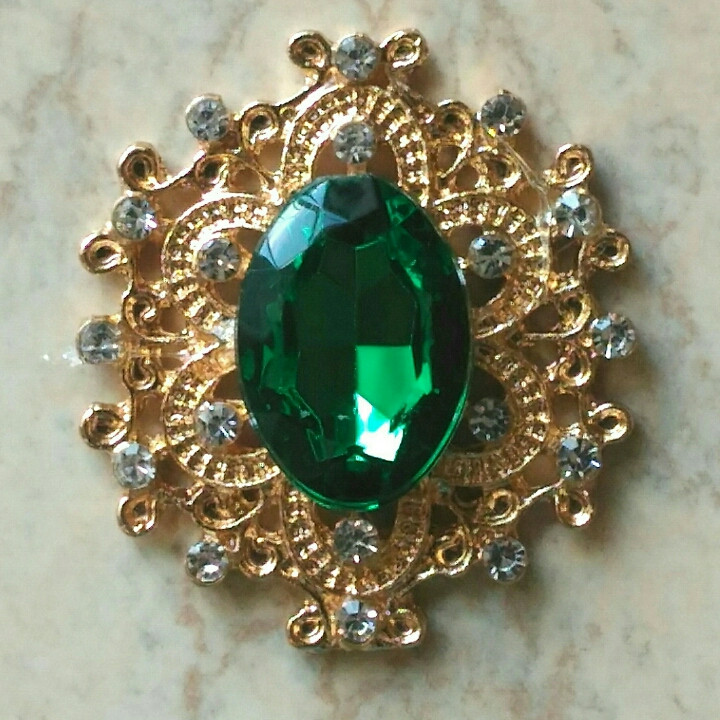 Камінь в золотистій ажурній оправі 24*26 мм зелений смарагд, фото 1